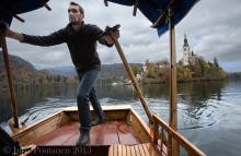 Bled järven Pletna soututaksi, taustalla Blejski Otokin luostarisaari. Slovenia 2015.