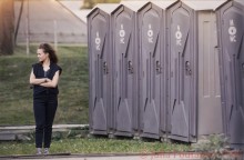 Uudet bajamajat, muoviset pisuaarit olivat uusinta uutta silloin.