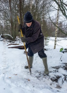 Rautakanki ja leka ovat ahkerassa käytössä.