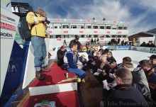 Urheilutoimittajat haastattelevat 50 km hiihdon maailmanmestaria Mika Myllylää 28.2.1999. Ramsau, It