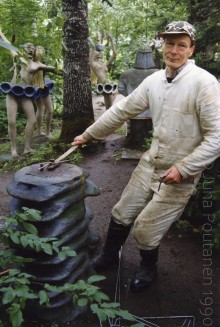 Veijo Rönkkönen valmistelemassa uutta patsasta, 1990.