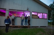 Entiset ja nykyiset nuoret kurkkivat ulkoa lavalle.