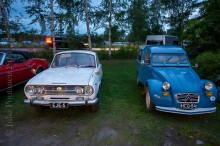 Osa oli tullut ajan henkeen sopivilla autoilla.