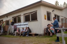 Osa yleisöstä viihtyi kesäillassa musiikin soidessa.